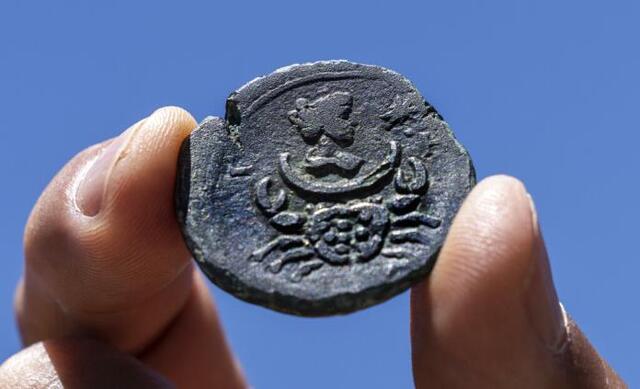 Por: Cortesía Hallan moneda de hace mil 850 años con un signo zodiacal