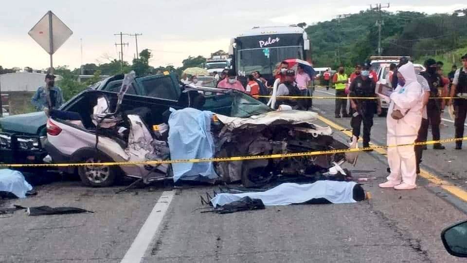 Por: Cortesía Accidente sobre la carretera Acapulco-Zihuatanejo deja al menos 9 muertos y 5 heridos