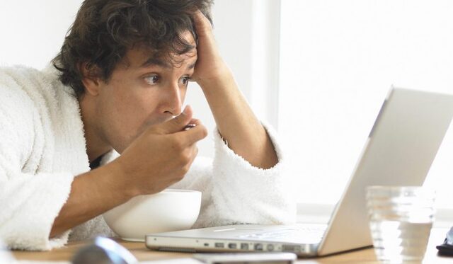 Por: Cortesía ¿Por qué es malo comer frente a la computadora, televisión o celular?