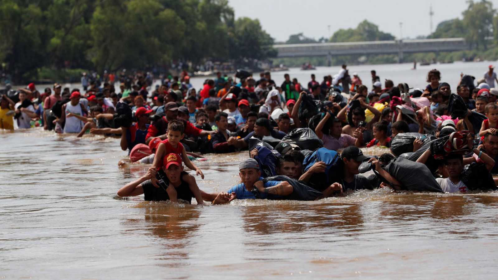 Por: Cortesía Miles de migrantes cruzan a pie por México, tras la tragedia en Texas