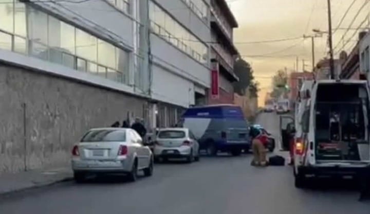 Joven murió desangrado a frente a hospital de Cruz Roja; familiares acusan que les negaron la atención