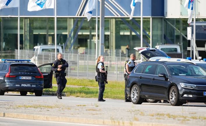 Por: Cortesía Reportan tres muertos y varios heridos tras un tiroteo en el centro comercial de Copenhague