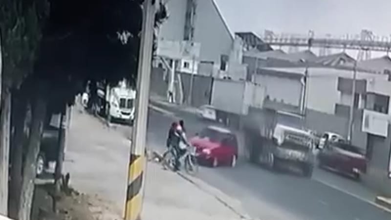 Por: Cortesía Conductor pierde el control y termina atropellando a 3 hombres en Tecamachalco (Vídeo)