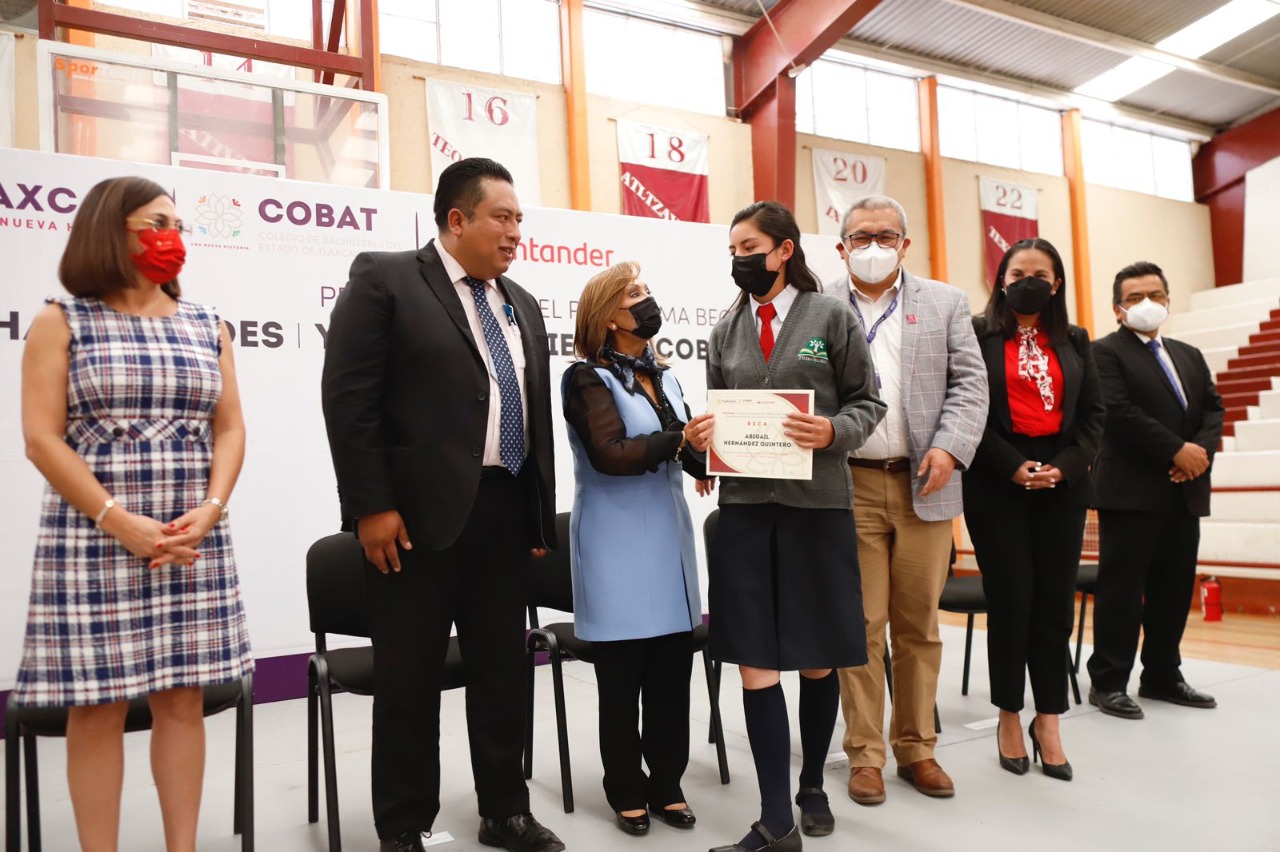 Por: Cortesía Gobernadora Lorena Cuéllar entregó becas Santander a comunidad del COBAT