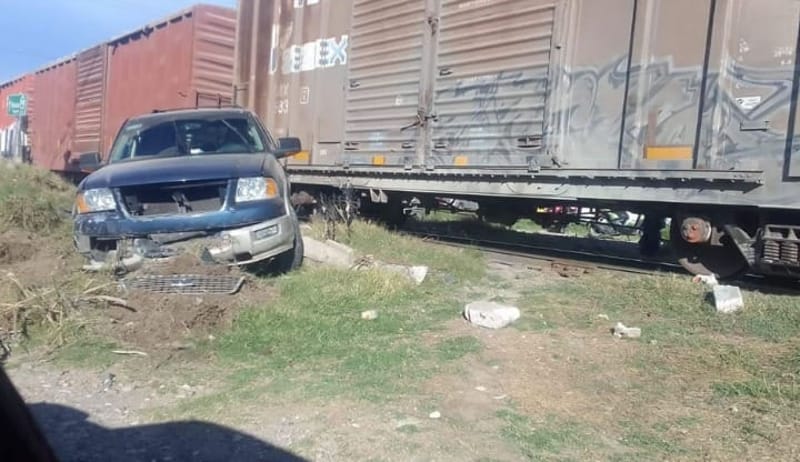 Por: Cortesía Conductor intenta ganarle el paso al tren en Tepeaca y termina siendo arrastrado por las vías