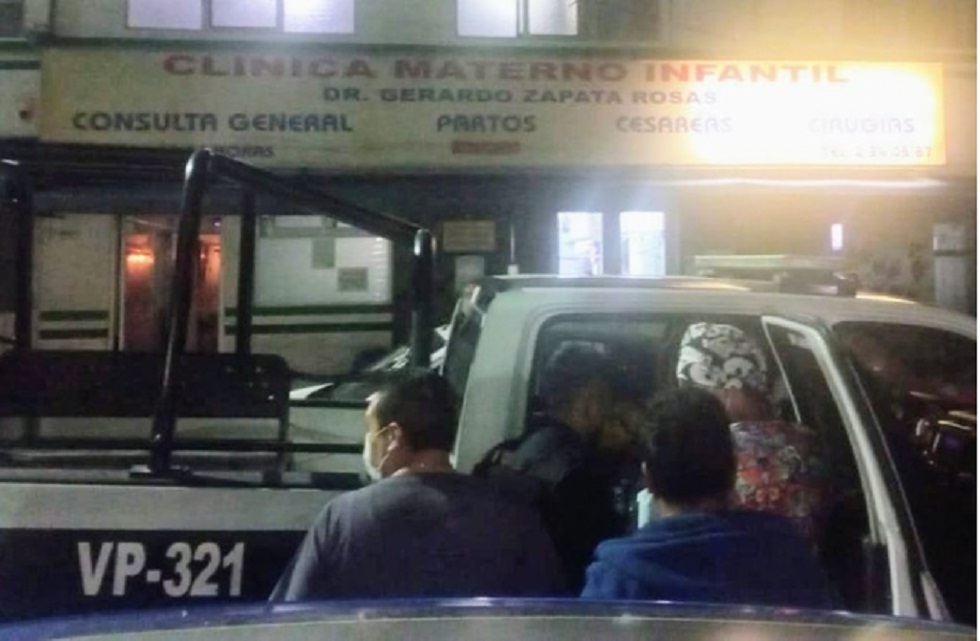 Por: Cortesía Eduardo Rivera felicita a policías que dieron apoyo a mujer que dio a luz en la calle