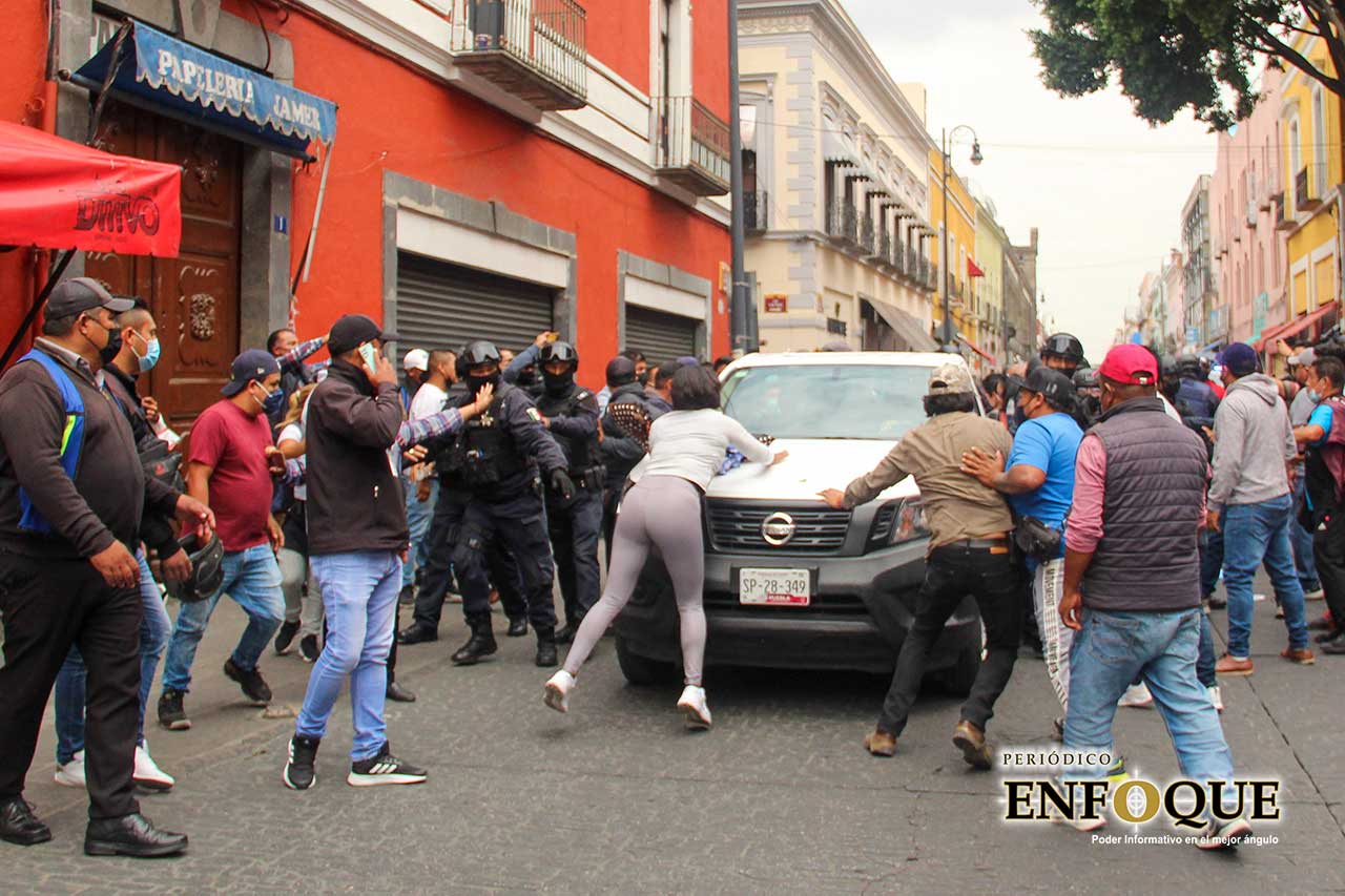 Por: Periódico Enfoque En enfrentamiento termina operativo para evitar que ambulantes se instalen en el Centro Histórico