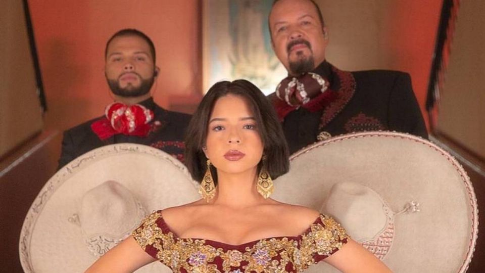 Por: Cortesía Ángela Aguilar es regañada por Pepe Aguilar debido al escotazo de su vestido (Video)