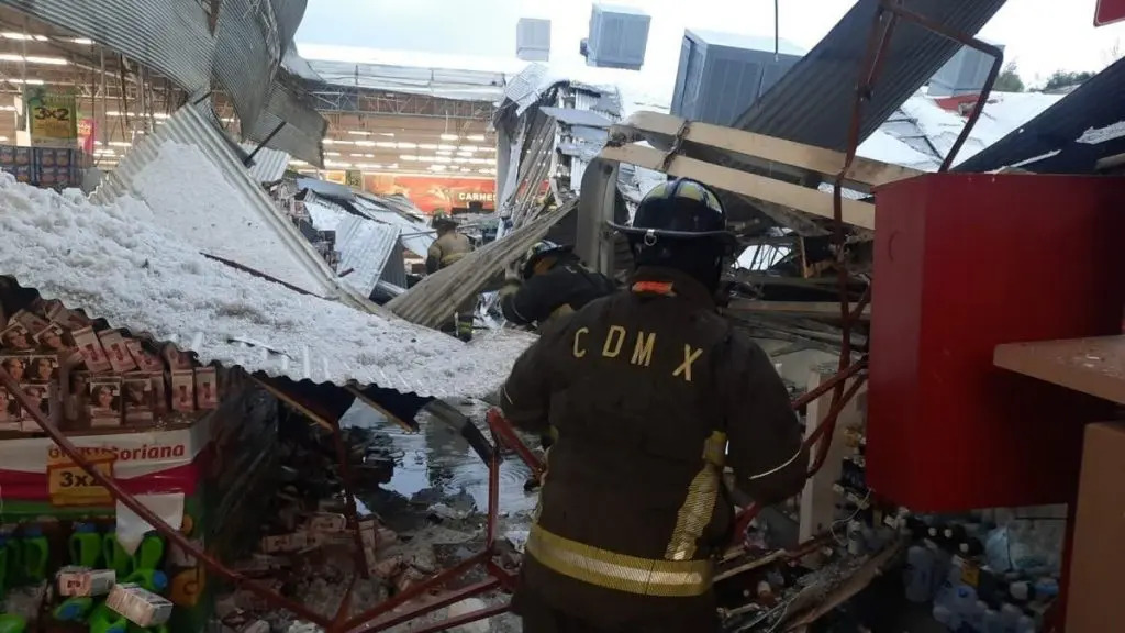 Por: Cortesía Tras fuerte granizada colapsa techo de super mercado en CDMX