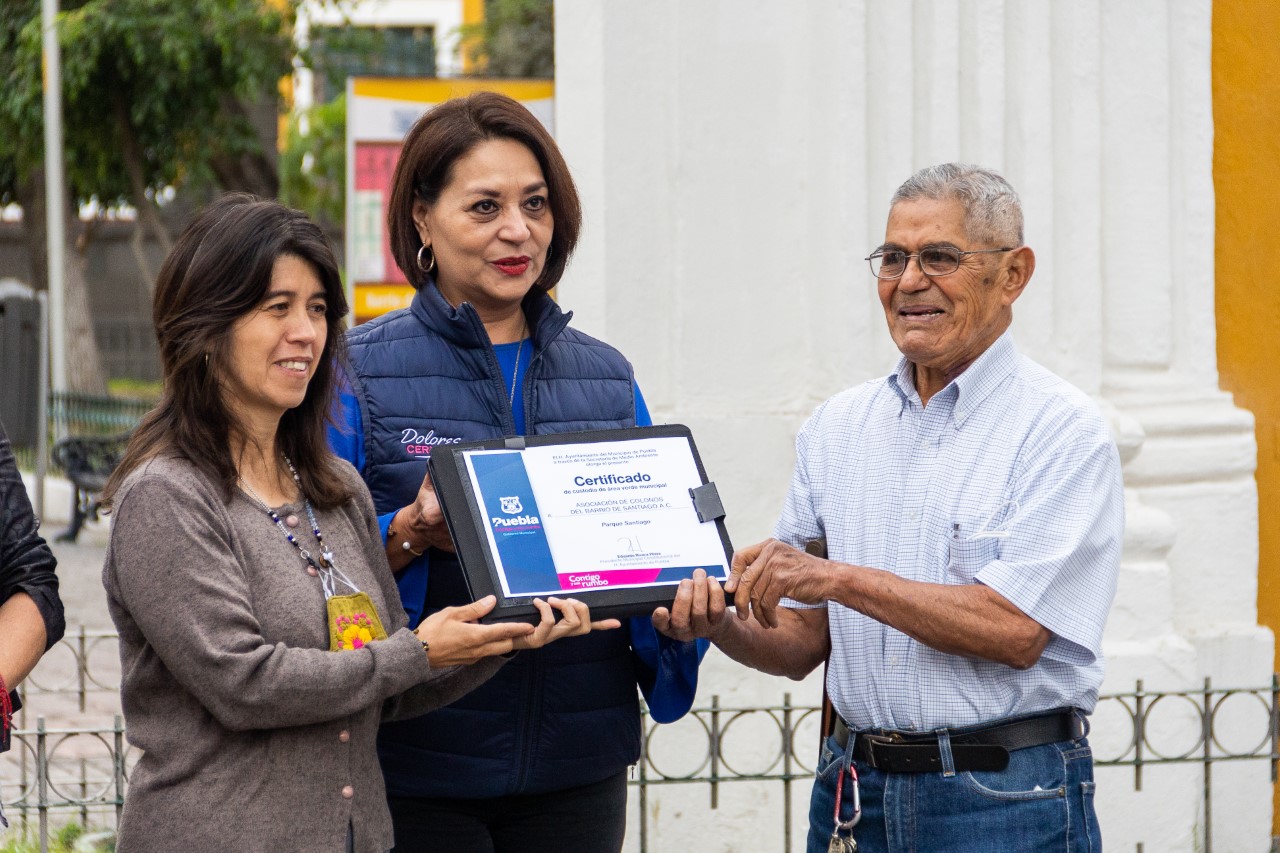 Por: Cortesía Ayuntamiento entrega a vecinos la custodia número 26 del parque de Santiago
