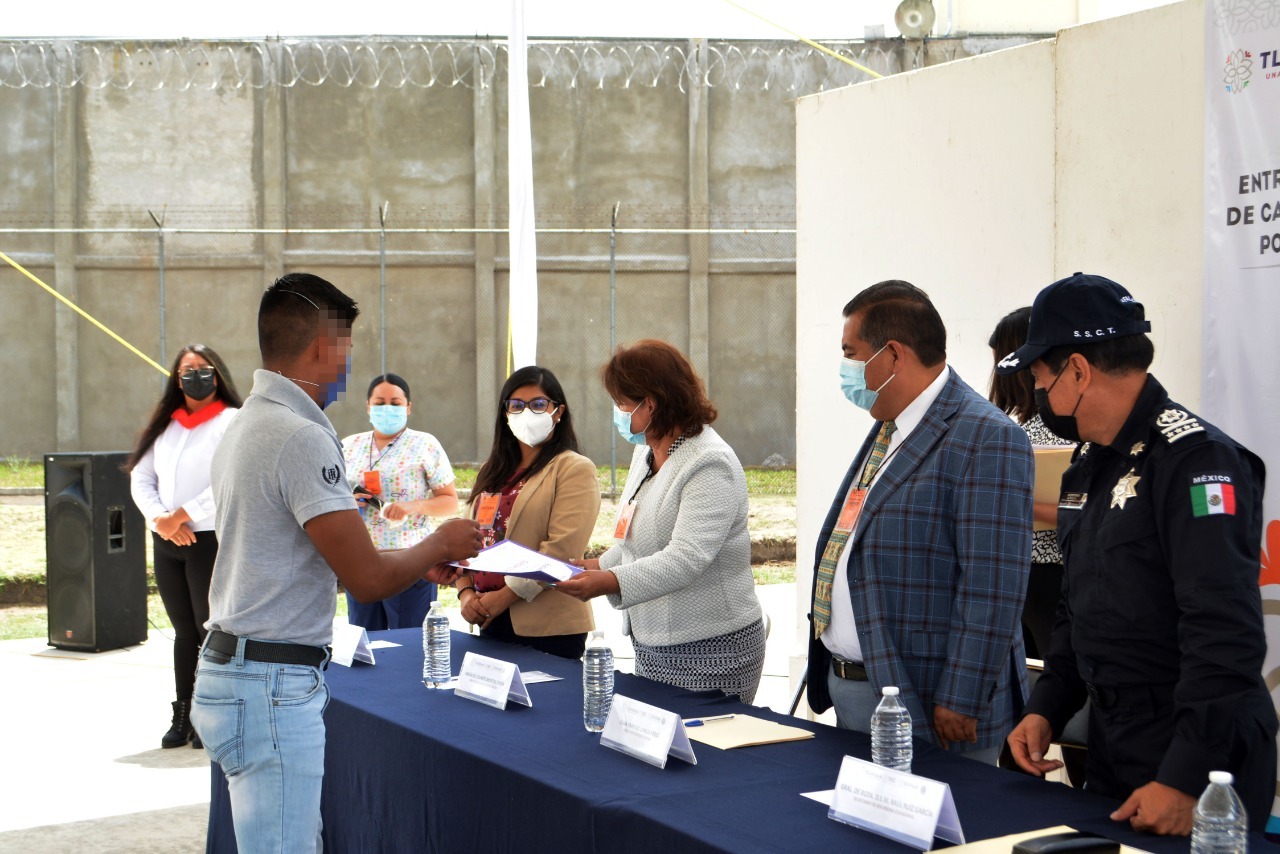 ICATLAX y SSC entregan 150 constancias de capacitación en el CERESO de Apizaco