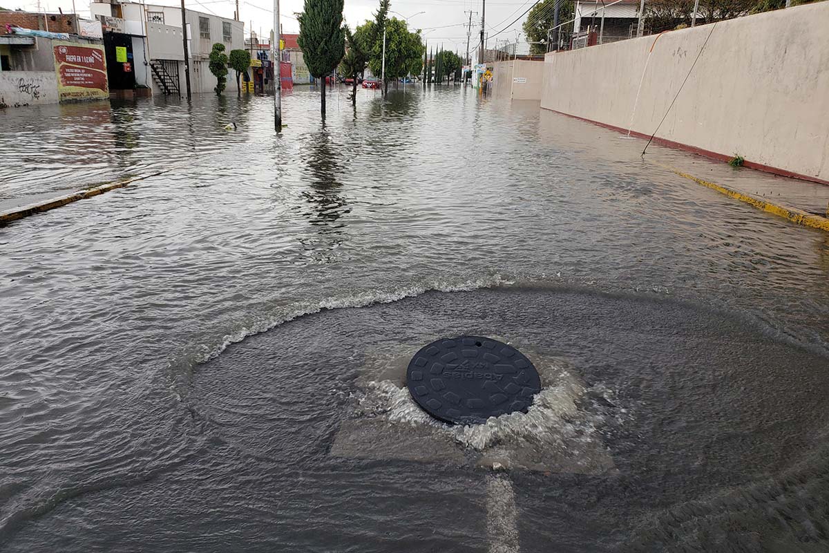 Por: Cortesía Reportan inundaciones y caídas de árboles en cuatro colonias de Puebla