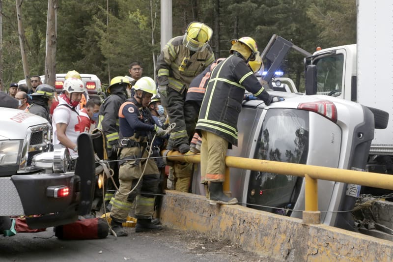 Por: Cortesía Poblano perdió control de su unidad y termino atorado en puente de bulevar Cadete Vicente Suárez