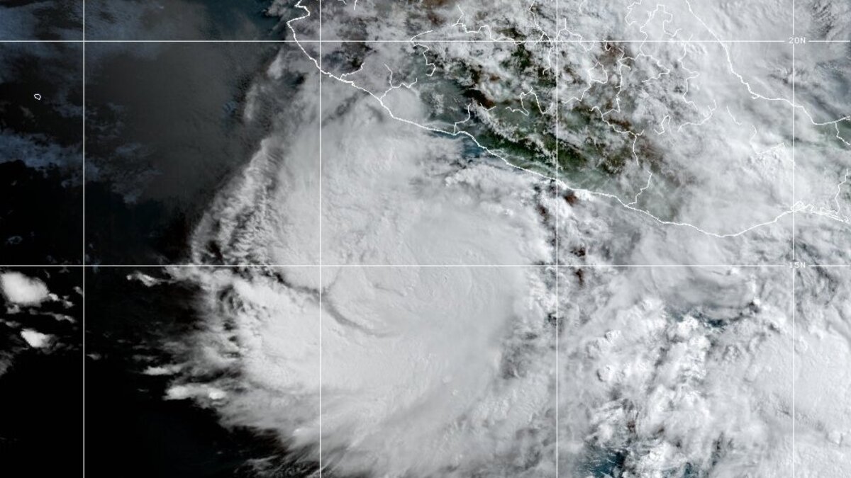 Por: Cortesía Huracán “Blas” se mantiene en categoría 1; tormenta “Celia” podría formarse al sur de Chiapas