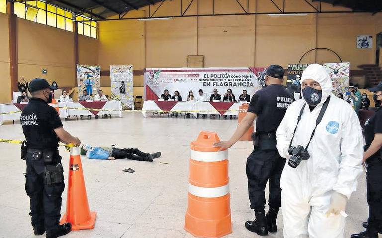 Oficiales de seguridad de Santa Cruz Tlaxcala reciben diploma tras finalizar curso