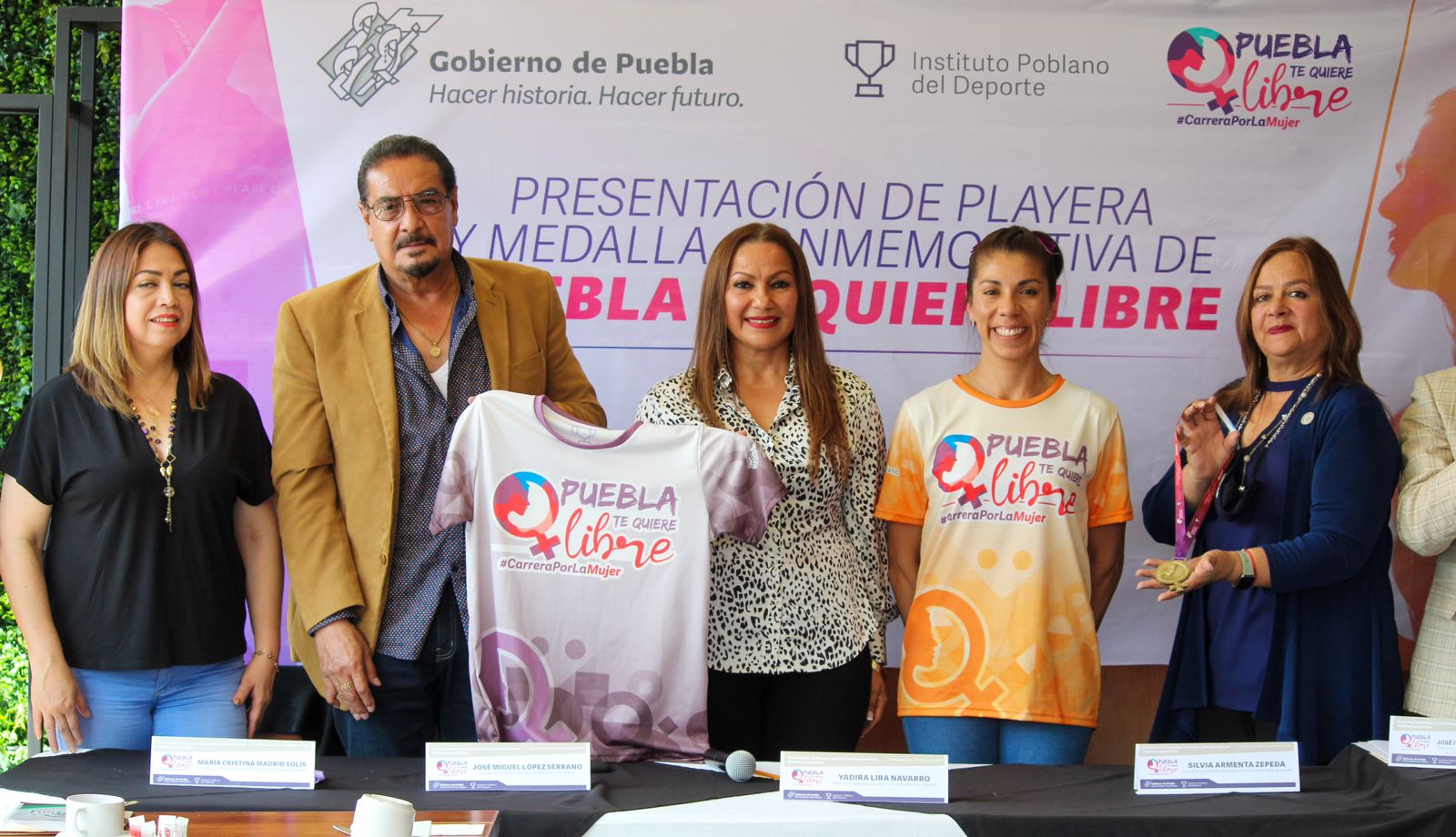 Por: Cortesía Presentaron playera y medalla para la carrera Puebla Te Quiere Libre