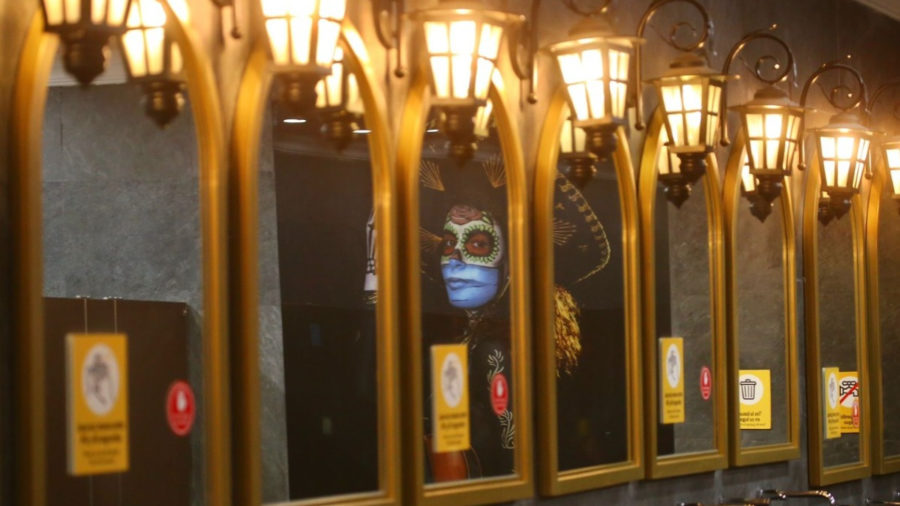 Por: Cortesía Artista denuncia difusión de fotos desnuda en los baños del AIFA