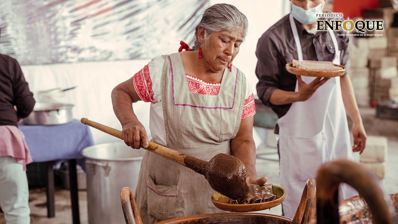 Cerca de 5 mil visitantes disfrutaron del Festival del Mole y el Guajolote en Atzala, Calpan.