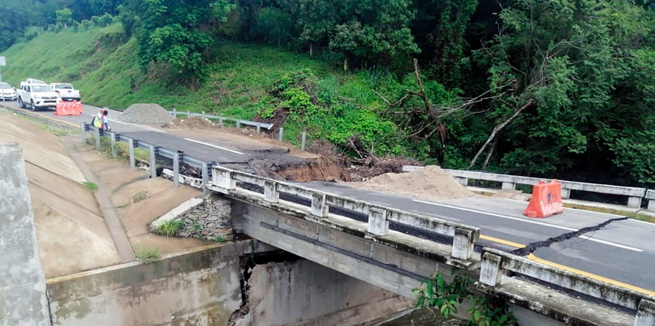 Por: Cortesía Lluvias en Chiapas ocasionan colapso del nuevo puente construido en Escuintla