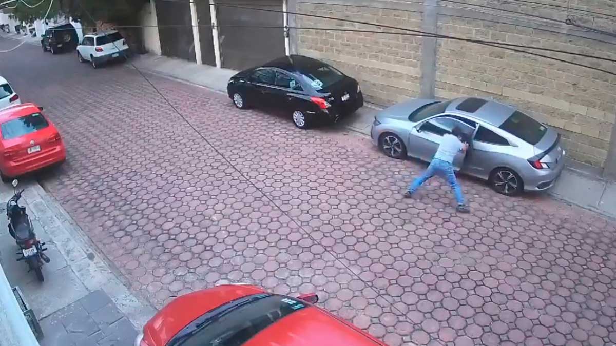 Por: Cortesía Hombre enfrenta a ladrón que intentaba llevarse un automóvil, pero es atacado con arma de fuego