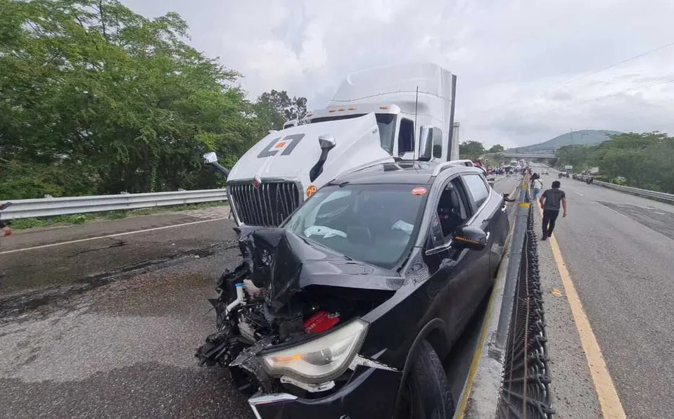 Por: Cortesía Tráiler derrapa embistiendo a varios vehículos en Autopista del Sol; hay varios heridos
