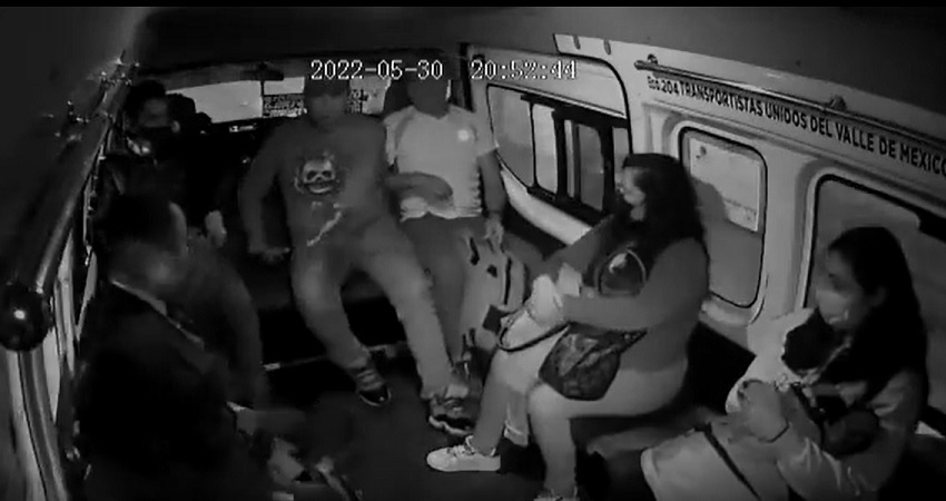 Por: Cortesía Pasajeros en Naucalpan frustran asalto y propinan tremenda golpiza a delincuente (VIDEO)