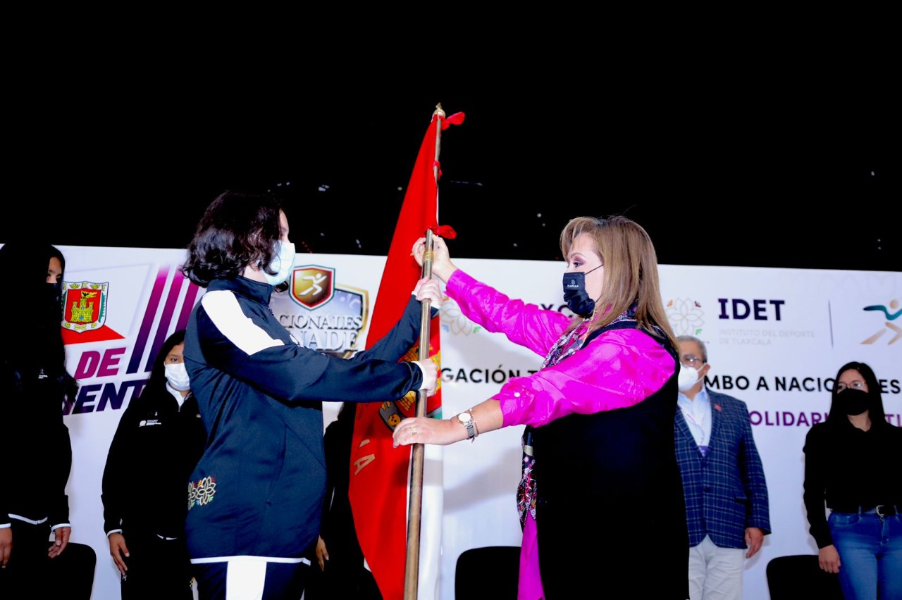 Por: Cortesía Abandera gobernadora Lorena Cúellar a delegación tlaxcalteca que participará en los Juegos Nacionales CONADE 2022