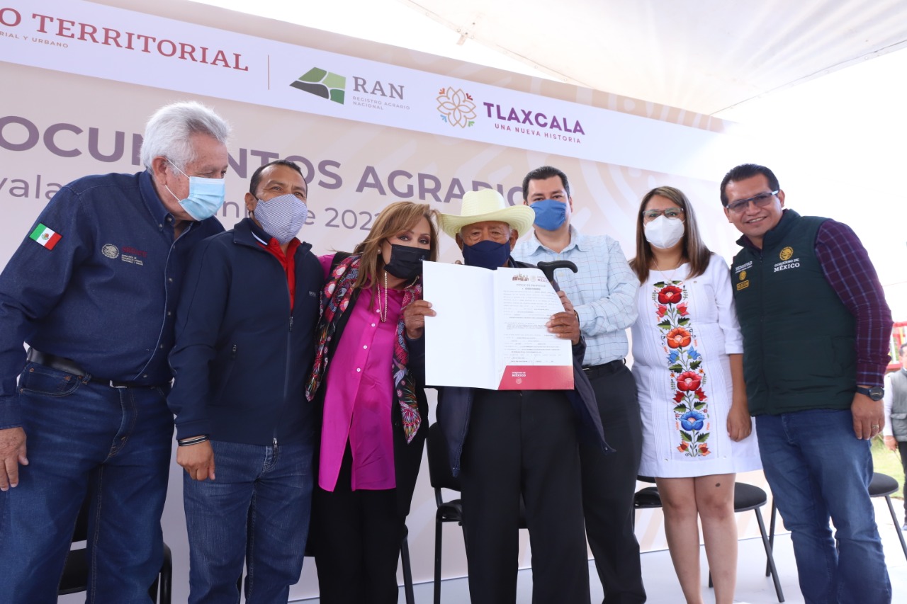 Gobernadora Lorena Cuéllar da certeza jurídica sobre su patrimonio a 150 familias de Plan de Ayala, municipio de Tetla
