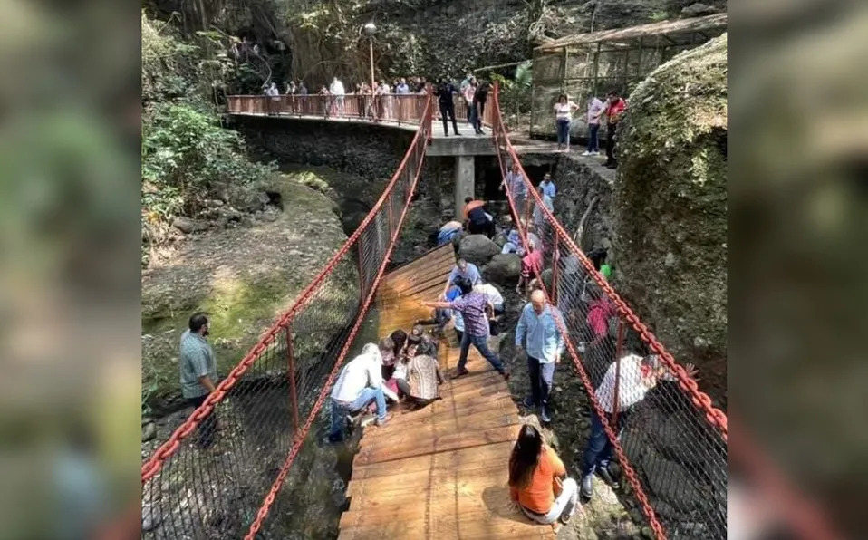 Por: Cortesía Se rompe puente colgante mientras transitaba presidente municipal de Cuernavaca, su esposa y regidores (VIDEO)