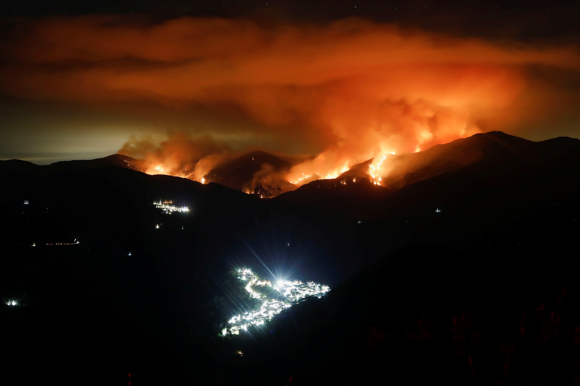 Por: Cortesía Incendio afecta más de 2 mil hectáreas en Málaga, España