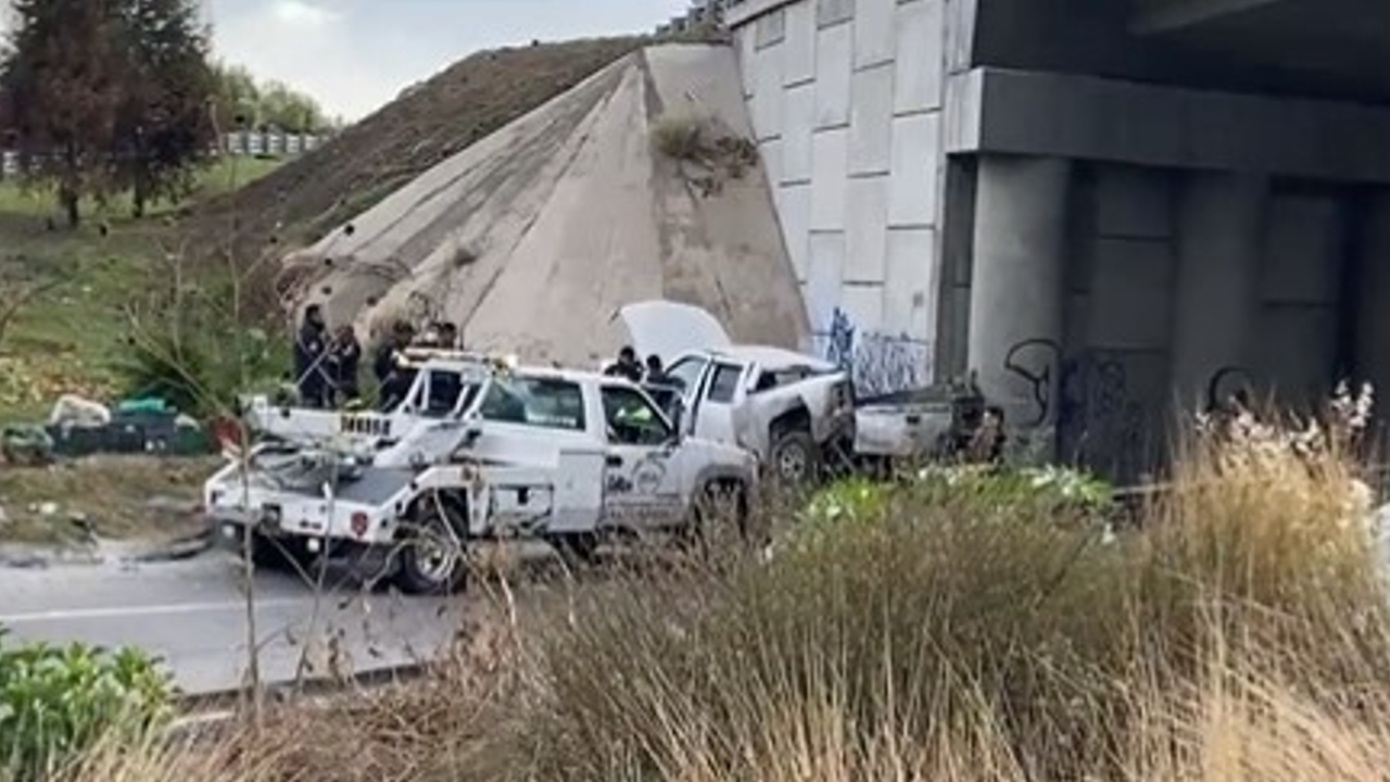 Por: Cortesía Una persona perdió la vida al caer su automóvil de un puente del Periférico Ecológico