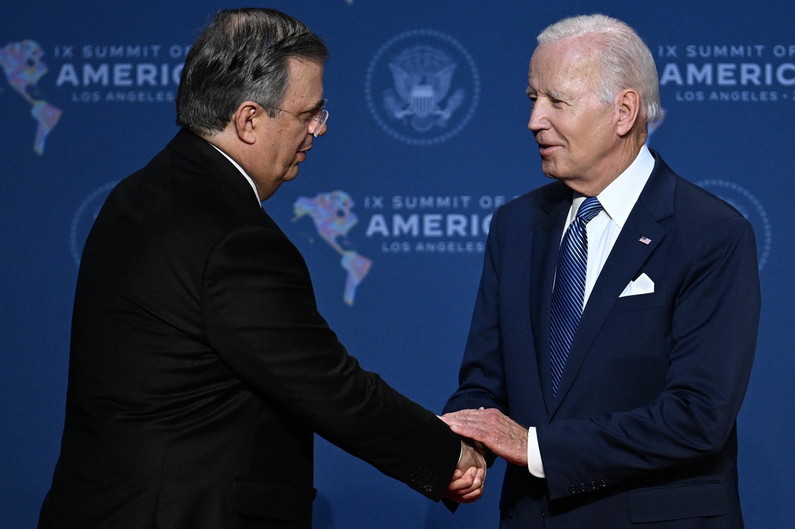 Por: Cortesía Ebrard tiene su primer encuentro con Biden y su esposa Jill Tracy en Cumbre de las Américas