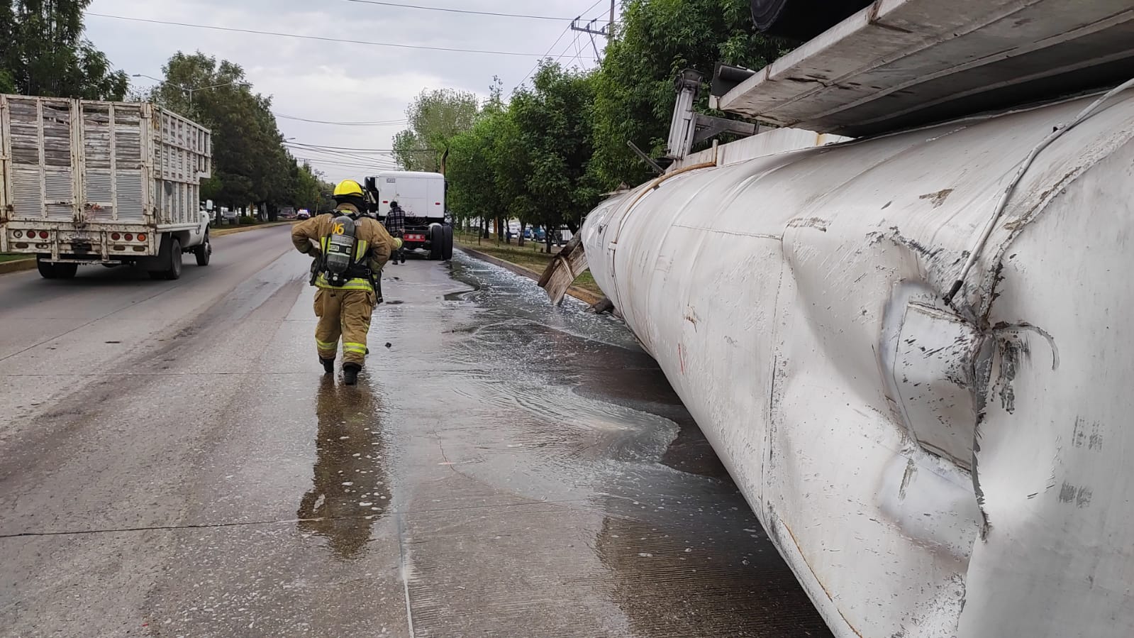 Por: Cortesía Pipa vuelca con químico en Parque Industrial Puebla 2000