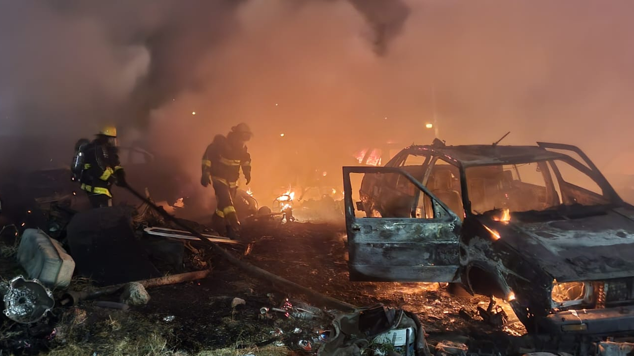 Por: Cortesía Alrededor de 11 vehículos fueron calcinados por un incendio en un Deshuesadero de San Andrés Cholula