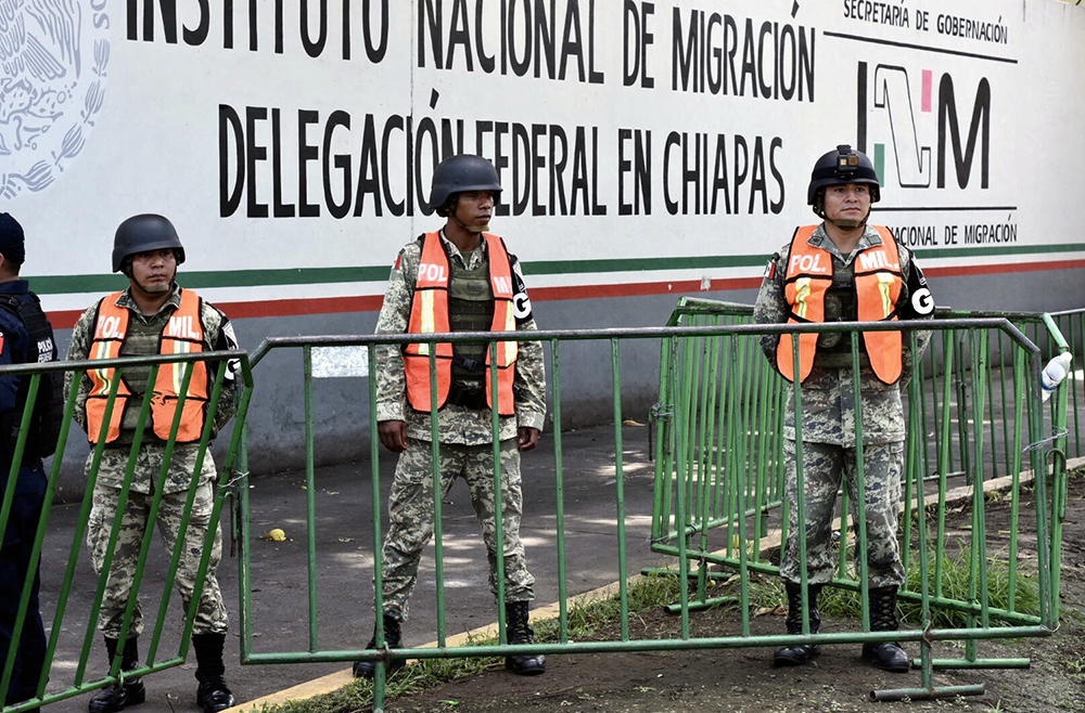 Por: Cortesía Reporta INM mil 800 agentes cesados por corrupción e inasistencias