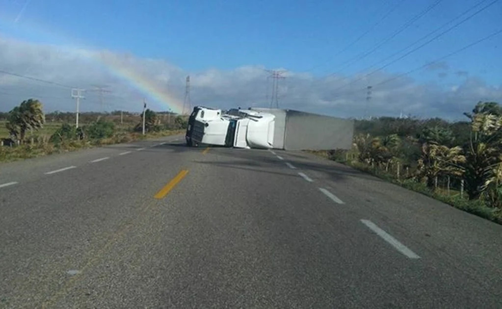 Por: Cortesía Fuertes vientos provocaron la volcadura de vehículos en Oaxaca