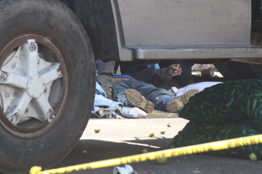 Muere atropellado por dormir debajo de tráiler en la Central de Abasto