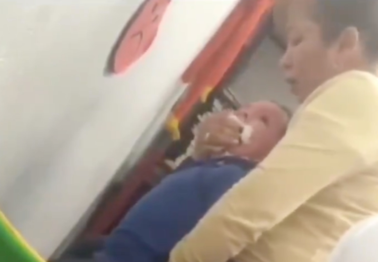 Por: Cortesía Maestra somete a niño en un kinder; “Silencio, no sea grosero, si te vomitas, te tomas tu vómito" (VIDEO)