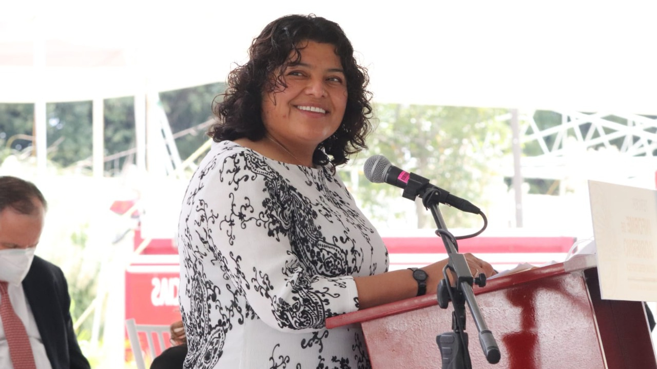 Por: Cortesía Karina Pérez Popoca arremetió en contra de las inversiones del alumbrado público de San Andrés Cholula
