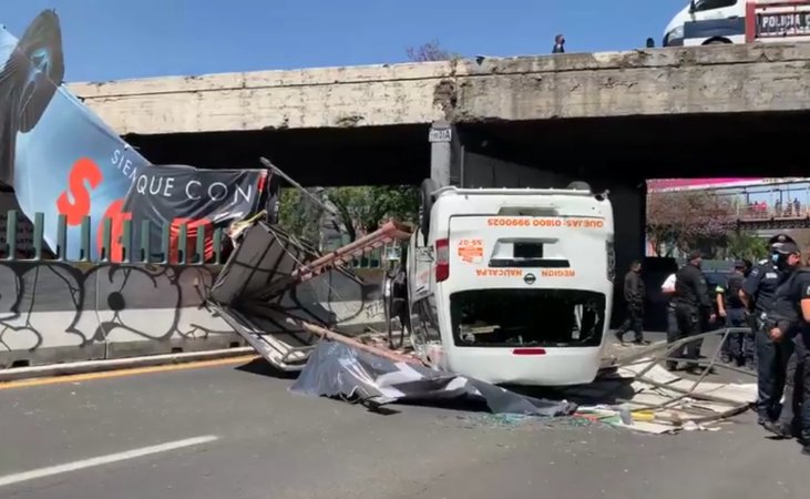 Por: Cortesía Unidad del transporte publico cae de puente sobre Periférico