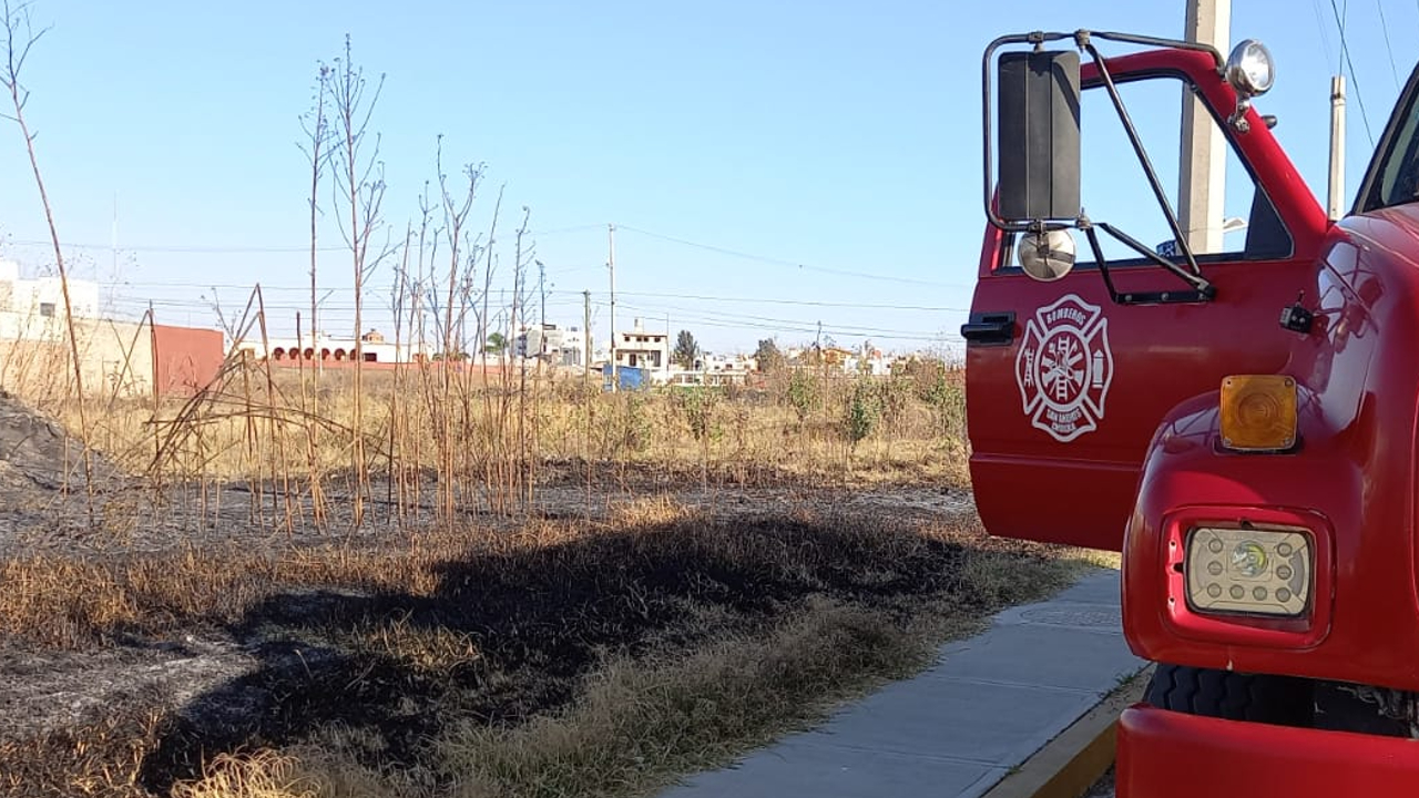 Bomberos sofocan dos incendios en San Andrés Cholula 