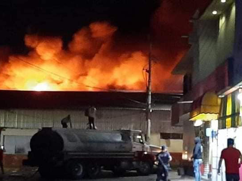 Por: Cortesía Incendio en mercado en Comitán, Chiapas, consume 45 locales