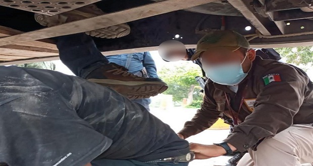 Migrantes viajaban escondidos debajo de un tractocamión