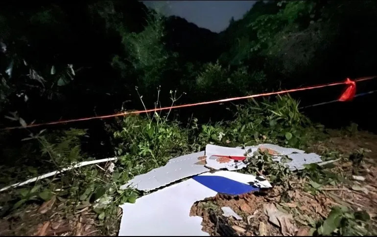 Por: Cortesía Equipo de rescate en China tras desplome de avión, encuentra billeteras e identificaciones, pero no sobrevivientes