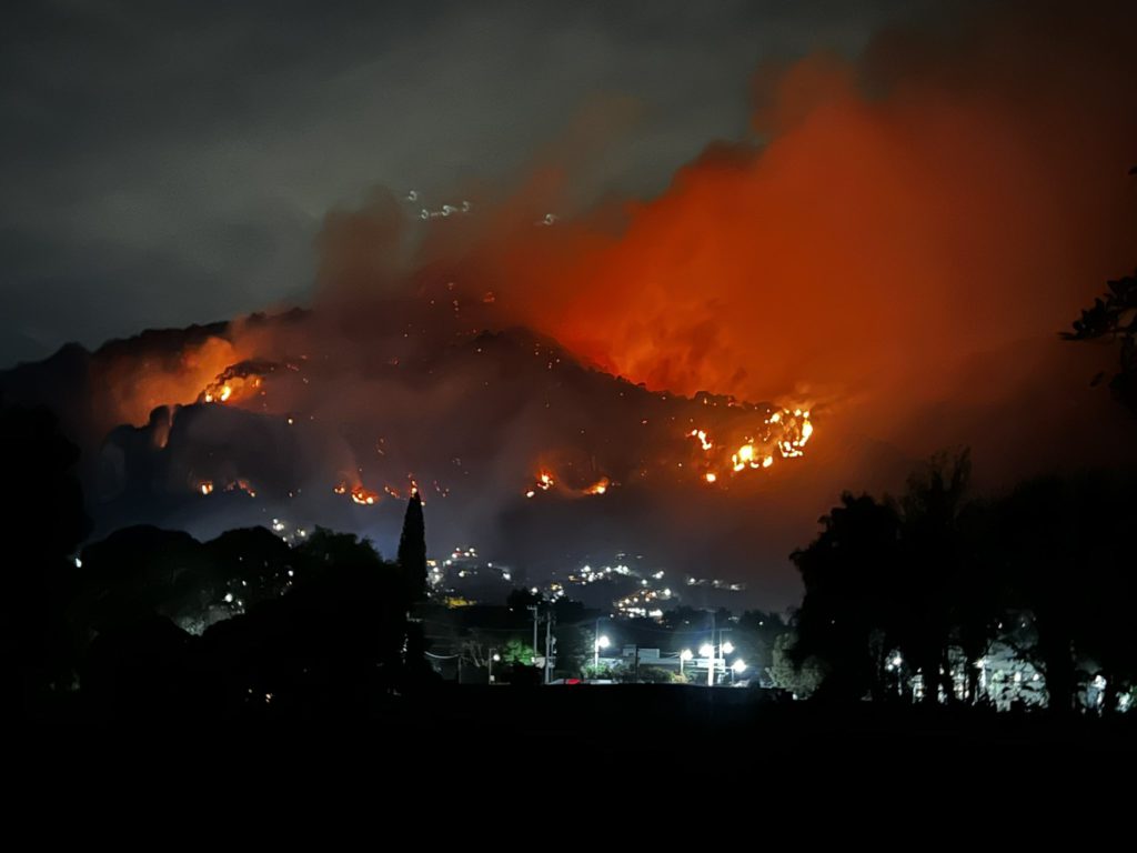 Por: Cortesía Paraje en cerro de Tepoztlán arde en llamas; ya han controlado el 60% del fuego