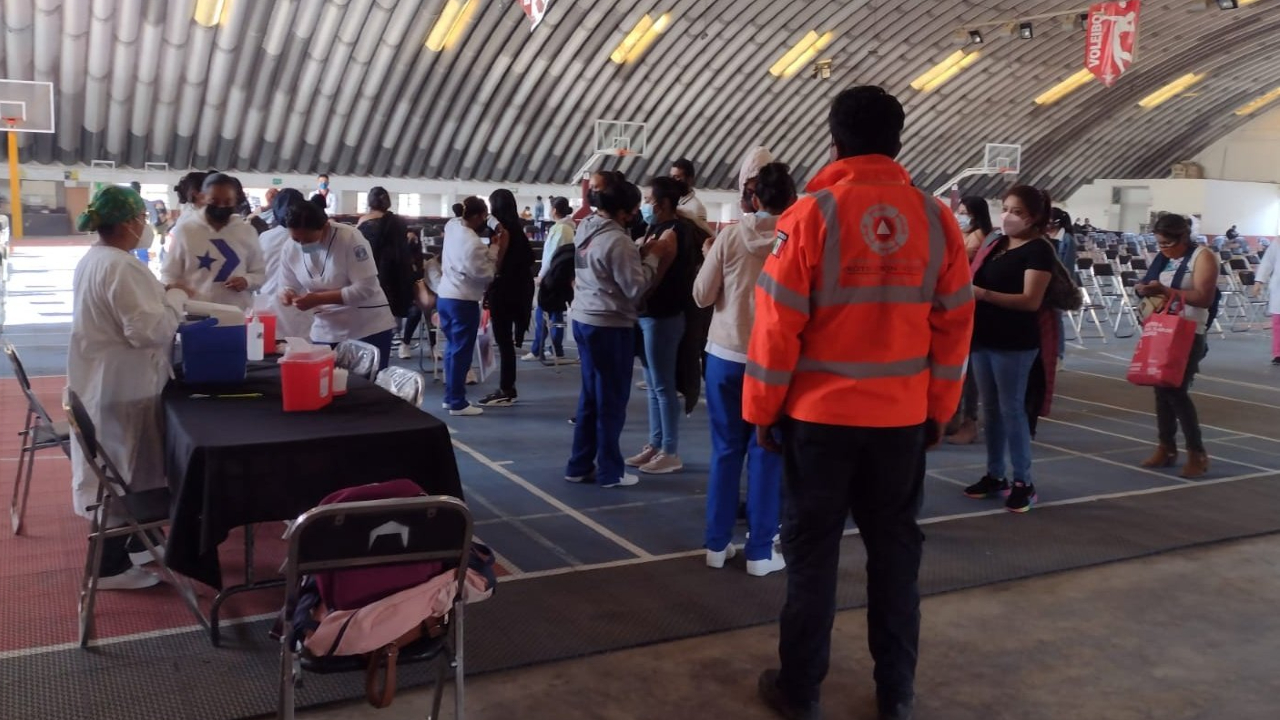 Por: Cortesía Con baja afluencia inició la aplicación del refuerzo de la vacuna contra el COVID a jóvenes adultos