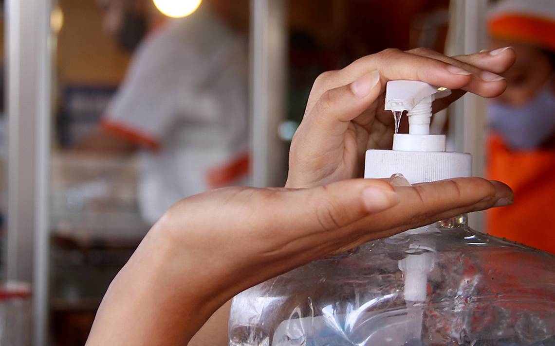 ¿Comienzan a reducir las medidas contra Covid-19?; En Puebla baja 30% la producción de gel antibacterial