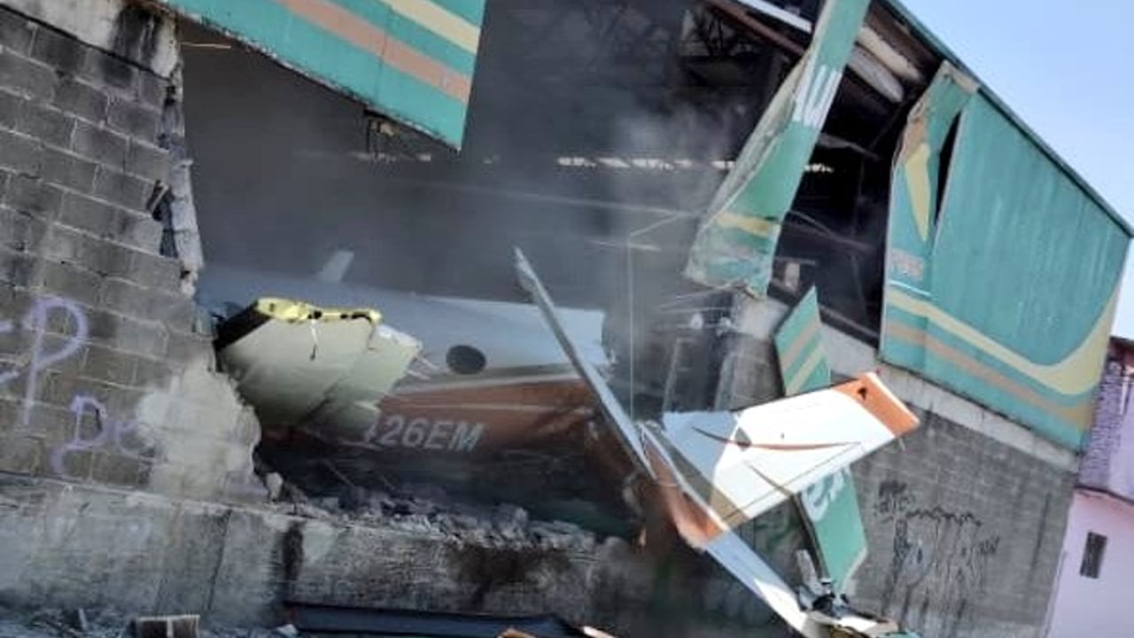 Por: Cortesía Avioneta se impacta contra un supermercado de autoservicio en Morelos