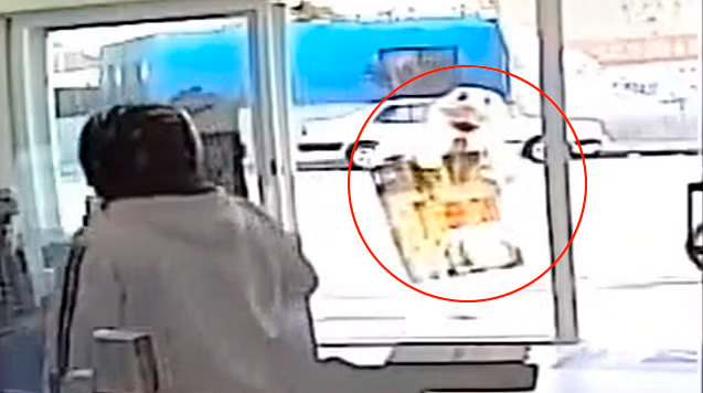 'Dr. Simi' deja de bailar tras percatarse que asaltaban farmacia y huye