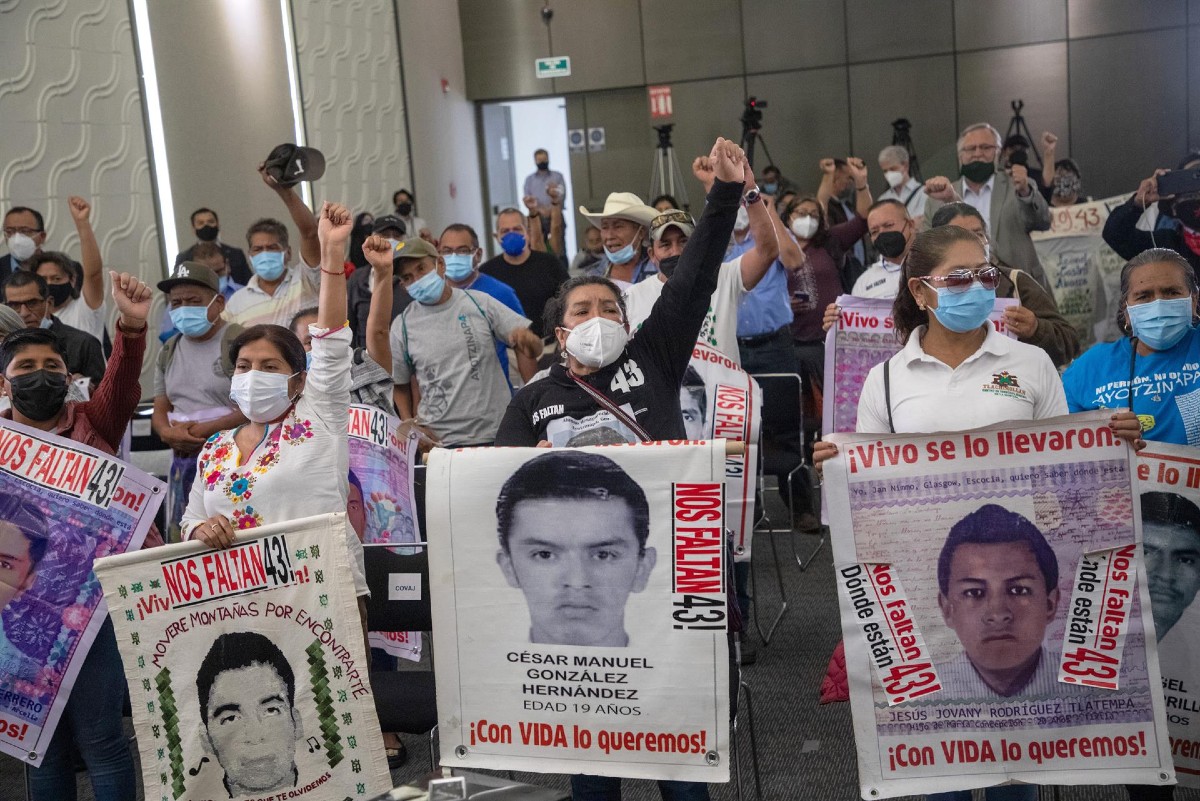 Ordena AMLO investigar a jefes de la Marina por posible manipulación en caso Ayotzinapa